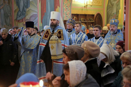 Митрополит Митрофан совершил литургию в Казанском храме Горловки
