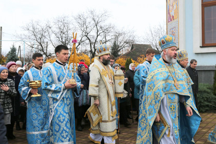 Митрополит Митрофан совершил литургию в Казанском храме Горловки