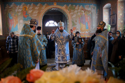 Епископ Спиридон совершил литургию в Сергиевском женском монастыре