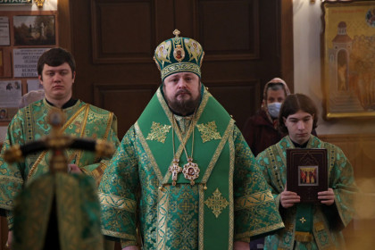 Епископ Спиридон совершил литургию в Викторовском храме Мирнограда