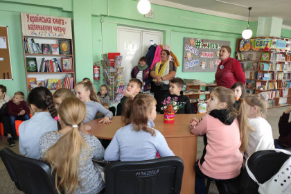Воскресная школа посетила библиотеку в Доброполье