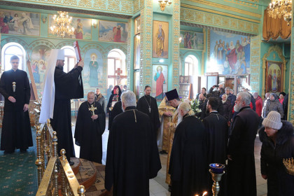 Митрополит Горловский и Славянский Митрофан совершил Божественную литургию в Александро-Невском храме Дебальцево