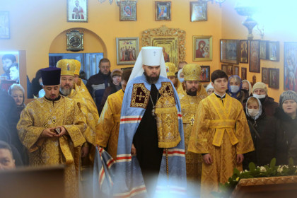 Митрополит Митрофан совершил литургию в Спиридоновском храме Енакиево