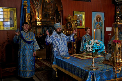 Епископ Спиридон совершил литургию в храме Рождества Богородицы посёлка Новоэкономическое