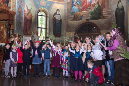 воспитанники младшей и средней групп воскресной школы Троицкого собора 