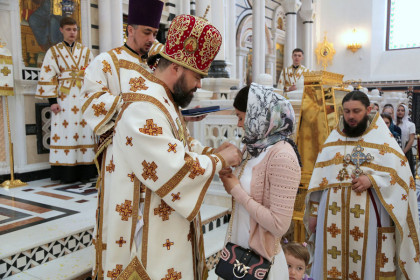 Митрополит Митрофан совершил литургию в Богоявленском кафедральном соборе