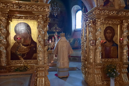 Епископ Константиновский Паисий совершил литургию в Александро-Невском соборе Славянска