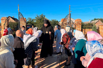 Епископ Паисий совершил литургию в Михайловском храме посёлка Алексеево-Дружковки