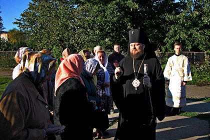 Архиепископ Спиридон совершил литургию в Михайловском храме посёлка Очеретино