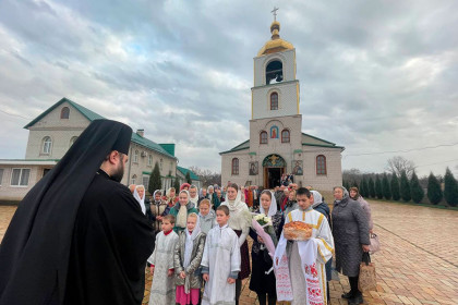 Архиепископ Константиновский Паисий совершил литургию в Михайловском храме посёлка Алексеево-Дружковка Краматорского района