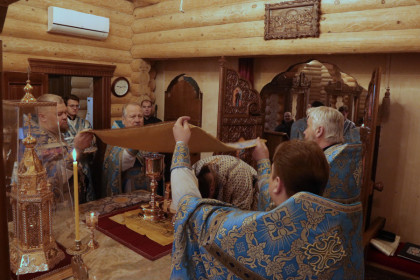 Митрополит Митрофан совершил литургию в Благовещенском храме Горловки