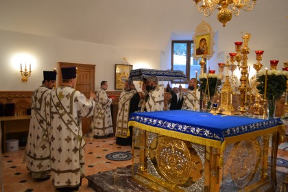 Архиепископ Горловский и Славянский Митрофан совершил чин погребения Плащаницы Божией Матери
