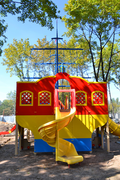 Богоявленский кафедральный собор в Горловке, детская площадка