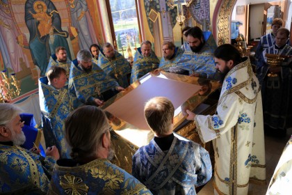 Освящение храма в честь Казанской иконы Божией Матери. Именно в этот день, на летнюю Казанскую, город начали обстреливать 