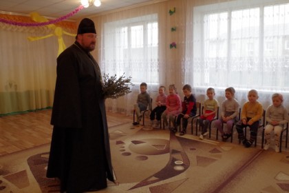 Священник в детском саду